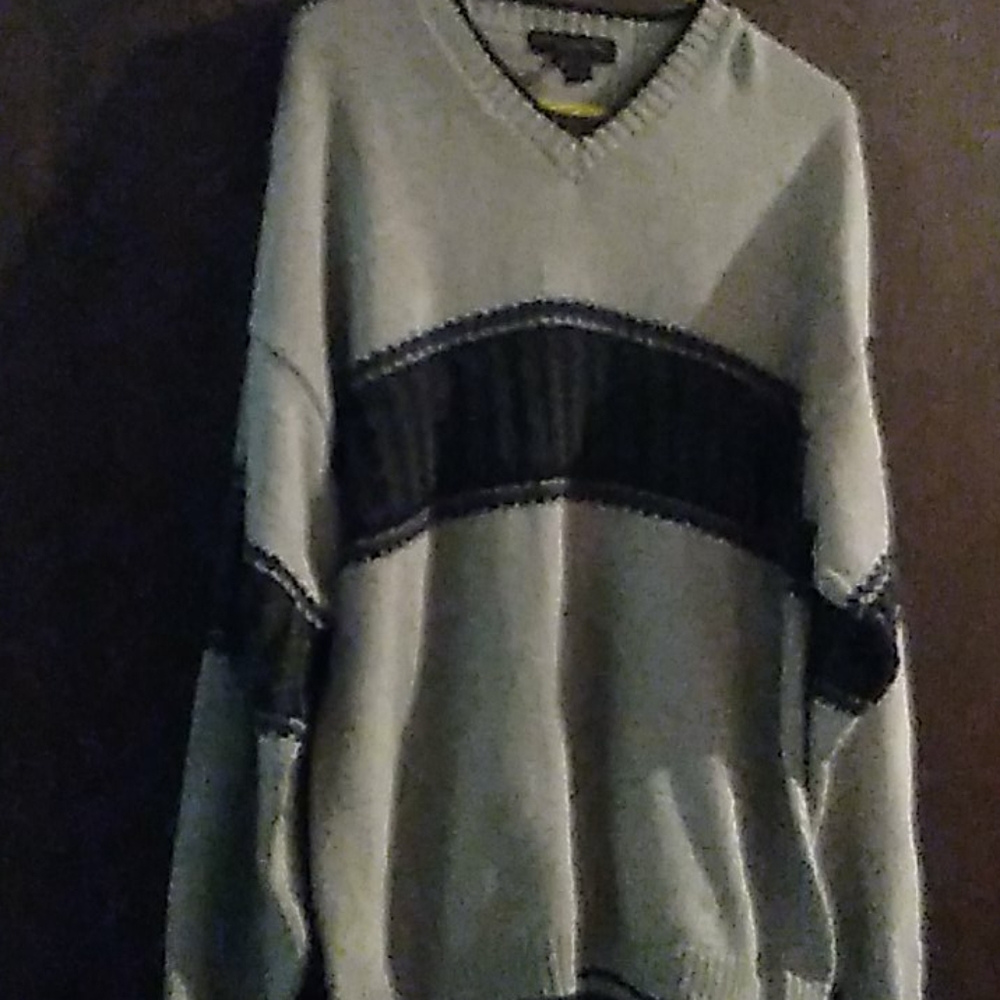 Sweaters - Picture 4 of 4